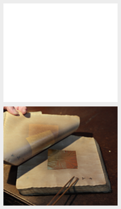 箔嵌入紙內